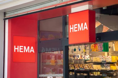 Bordeaux, Aquitaine France - 03 14 2022: Hema shop cephe işareti ve caddedeki kırmızı logo mağazası ön butiği