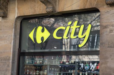 Bordeaux, Fransa - 03 12 2024: Carrefour City logo metni ve Market Markası Fransız süpermarket şehir merkezi