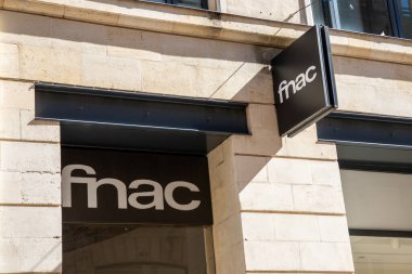 Bordeaux, Fransa - 03 17 17 2024: Fnac marka dükkan logosu ve Fransa 'da elektronik tabela perakendecisi
