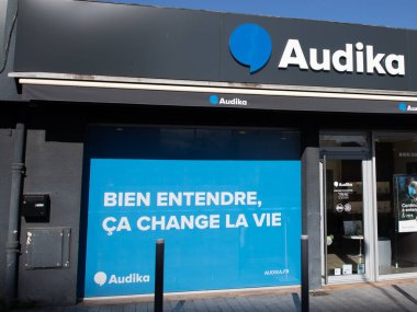 Bordeaux, Fransa - 03 17 17 2024: Audika logo tabela mağazası sıhhiye işitme cihazı dağıtım cephesi markası