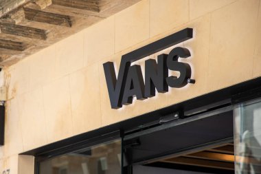 Bordeaux, Fransa - 03: 12: 2024: kamyonetler ön cephe mağazası duvarına yazı dükkanı ve logo marka zinciri imzalıyor.