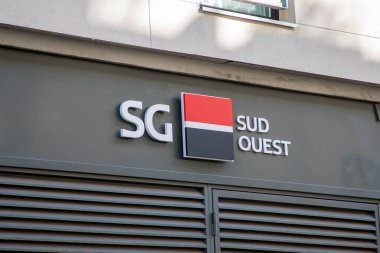 Bordeaux, Fransa - 03 07 2024: Societe generale sud ouest French bank logosu giriş bürosunun önündeki kırmızı işaret.