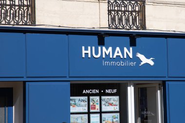 Bordeaux, Fransa - 03 12 2024: Insan immobilier markası işareti ve kuş metin logosu girişi Fransız emlak mağazası broker ofis ajansı