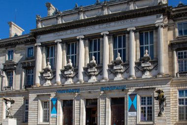 Bordeaux, Fransa - 03 21 2024: Bordeaux Üniversitesi Fakülte girişinde metin ve logo paneli imzaladı