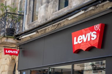 Bordeaux, Fransa - 03 12 2024: Levi 's marka logo butiği ve ön cephe girişindeki moda mağazasında kırmızı işaret metni