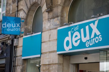 Bordeaux, Fransa - 03 17 17 2024: c 'est deux euro logo markası mağazası önü ve duvar girişi ön cephe marketi alt sahil Fransız pazarı