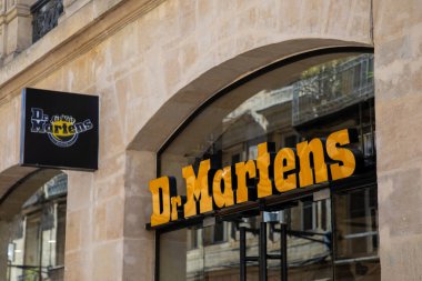 Bordeaux, Fransa - 03 12 2024: Gb İngiliz Ayakkabı ve Giysi Metin Markası duvarındaki Dr. Martens logosu