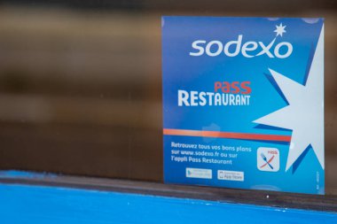 Bordeaux, Fransa - 03 23 23 2024: Sodexo markası logosu ve bar kapısı zincirinin ön girişi