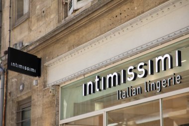 Bordeaux, Fransa - 03 12 2024: intimissimi mağazası logosu ve İtalyan iç çamaşırı mağazası giyim mağazasının ön cephesi