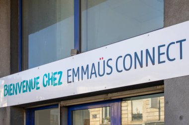 Bordeaux, Fransa - 03 25 2024: Emmaus bağlantı işareti dayanışma fiyatı logosu metni ve mağaza dayanışma hareketi üzerindeki marka tabelasında