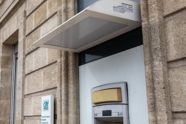 Bordeaux, Fransa - 03 26 2024: Kredi agricole marka ofis logosu. Fransız bankasının ön cephe ajansının ATM imzası.