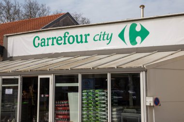 Bordeaux, Fransa - 03: 23: 2024: Carrefour Şehir Marketi süpermarket işareti yeşil logo ve Fransız Market Marketi