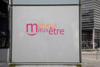Bordeaux, Fransa - 03 26 2024: Mutuelle mieux etre marka metin ve Fransız cephesi ortak bürosunun imza girişi
