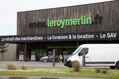Bordeaux, Fransa - 03 26 2024: Leroy Merlin mağaza zinciri logosu ve dekorasyon mağaza zinciri önündeki ön cephe yazısı