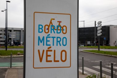 Bordeaux, Fransa - 03 26 2024: Bordo metro velo bisikletçileri bisiklet yolu işaret levhasında bisiklet yol işareti