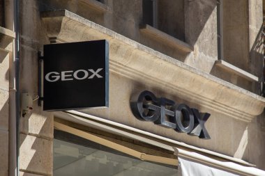 Bordeaux, Fransa - 03 12 2024: Geox tabelası metin dükkanı ve İtalyan ayakkabı ve ayakkabı mağazası girişi ön cephe zinciri logosu