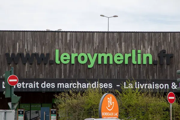 Bordeaux, Fransa - 03 26 2024: Leroy Merlin logosu Fransız mağazası ön cephe dekorasyonu ve inşaat zinciri ev evi mağazasının önünde diy ve text brand imzası