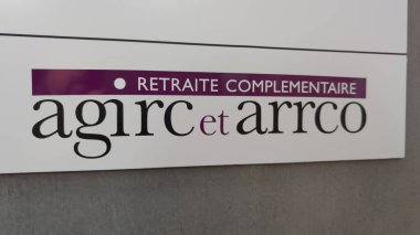 Bordeaux, Fransa - 04 02 2024: agirc et ARco logo markası ve Fransız tamamlayıcı özel emeklilik maaşı imzası emeklilerin temel emeklilik bürosunu tamamlıyor