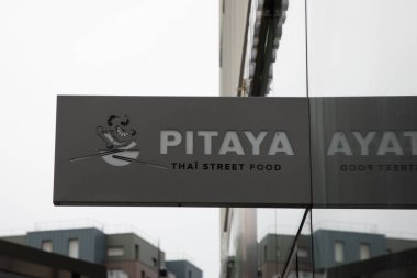 Bordeaux, Fransa - 03 28 2024: Pitaya logo yazısı ve ön cephe girişi Tayland sokak yemek restoranı