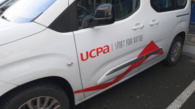 Bordeaux, Fransa - 04 02 2024: UCPA marka ve metin logosu otomobil sporu devlet tarafından kurulmuş kar amacı gütmeyen spor organizasyonunuz gençleri tatil deneyimine teşvik ediyor