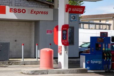 Bordeaux, Fransa - 04 04 04 2024: Esso petrol dolum istasyonu Doğu Eyaletleri Standart Petrol kısaltması