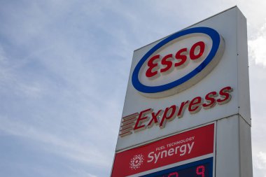 Bordeaux, Fransa - 04 04: 2024: Esso Express logo metni ve dünya çapında ExxonMobil birincil benzin markasının benzin istasyonunda imza kampanyası