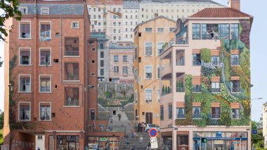 Lyon, Fransa - 04 02 2024: Croix Rousse ilçesinde Mur des Canuts, Lyon şehrinin gerçekçi duvar resmi