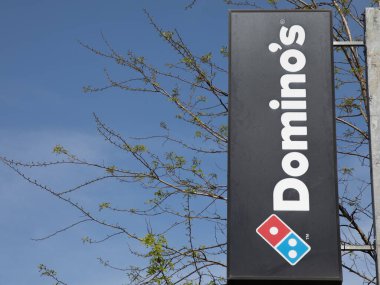 Bordeaux, Fransa - 04 04 2024: Dominos pizza tabelası metin ve Domino 'nun pizza zincirinin marka logosu