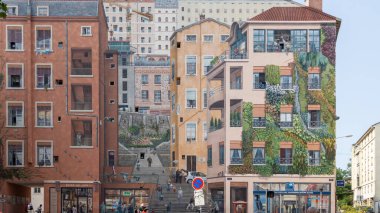 Lyon, Fransa - 04 02 2024: Lyon mur des Canuts şehrinin trompe l 'oeil' i duvar önü Fransız manzarası