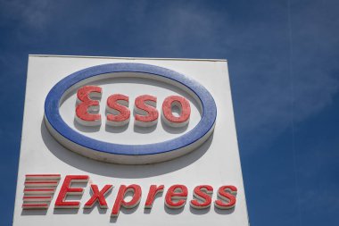 Bordeaux, Fransa - 04 04 2024: Esso benzin istasyonu ExxonMobil American dünyanın en büyük şirketi