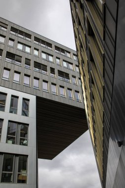 Geniş cephe binaları nokta perspektifli modern yapı ofis binaları