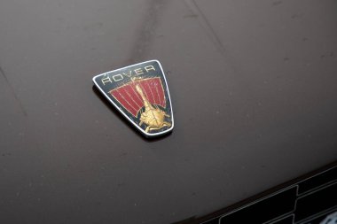 Bordeaux, Fransa - 04 08 2024: Rover P6 3500 V8 araç amblemi ve marka kaput tekne süsü