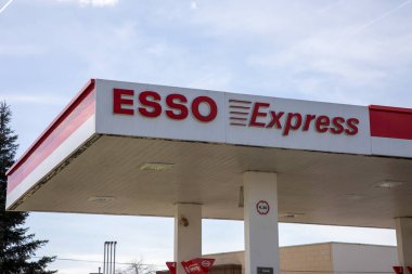 Bordeaux, Fransa - 04: 04: 2024: Esso Express benzin istasyonu Amerikan logo metni ve ExxonMobil için marka ticari adı