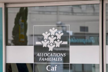 Angouleme, Fransa - 04 08 2024: Kafe Caisse tahsisatları aile logosu ve metin işareti, kafe acentesi Aile Harçlıkları Fonu ofisi anlamına geliyor