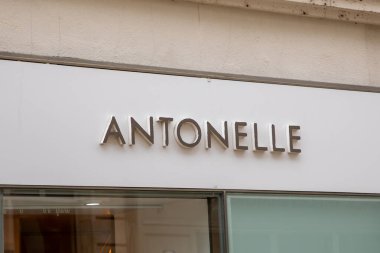 Angouleme, Fransa - 04 08 2024: Antonelle logosu ve metin tabelası moda mağazasının ön cephesindeki giyim mağazası zinciri girişinde