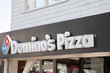 Bordeaux, Fransa - 04 04 2024: Dominos pizza tabelası yazı ve marka logosu Domino 'nun pizza zincirinde