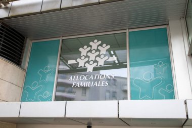 Angouleme, Fransa - 04 08 2024: Caisse tahsisatları aile logosu ve metin kafein işareti Aile Harçlıkları Fonu ofisi anlamına geliyor