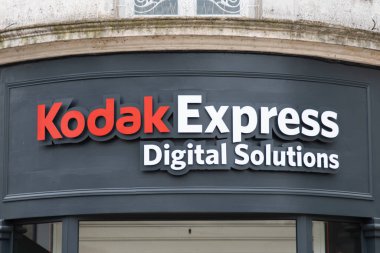 Bordeaux, Fransa - 04 08 2024: Kodak Express dijital çözümler mağaza logosu metni ve marka tabelası geliştiren fotoğrafçılık çalışmaları butiği