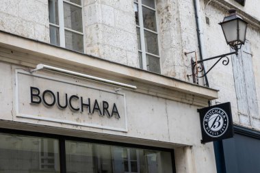 Angouleme, Fransa - 04 08 2024: Bouchara logosu ve Fransa 'nın keten döşeme ve dekorasyon kumaş dükkanının ön cephesi
