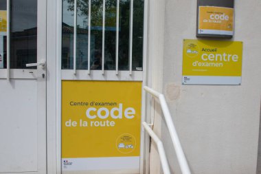 Bordeaux, Fransa - 04: 15: 2024: merkez sınav kodu de la yol işareti demek otoban kodu sınav merkezi giriş kapısı