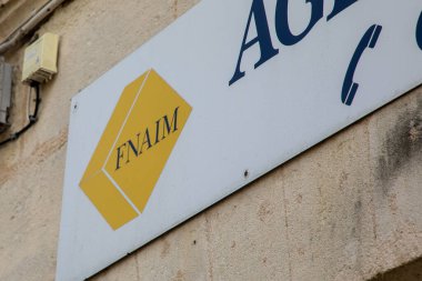 Bordeaux, Fransa - 04 15 2024: fnaim logo markası ve emlak ajansı fransız etiketi federasyon ofisinin metin imzası