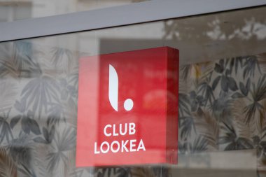 Angouleme, Fransa - 04 08 2024: Club Lookea Seyahat logosu ve simgesi sokak seyahat acenteleri mağazasında