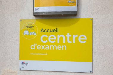 Bordeaux, Fransa - 04: 15: 2024: merkez sınav kodu de la güzergah Fransızca metin işareti, ajans la poste ofisindeki yol kodu inceleme merkezi testleri anlamına gelir