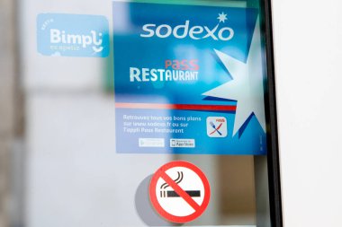 Bordeaux, Fransa - 04 19 2024: Sodexo Çek Logosu Logosu ve Fransız Restoranı Fiş Fişi ön kapı girişi