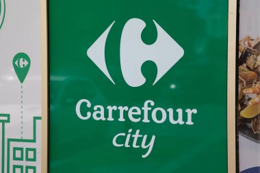 Bordeaux, Fransa - 04 19 2024: Carrefour City logo metni ve Market Fransız süpermarket alışveriş merkezi ön cephesi imzası