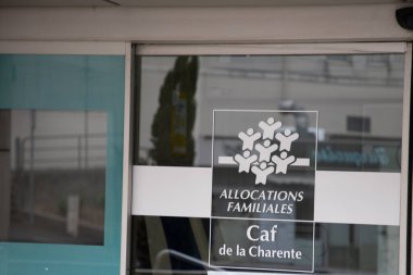 Bordeaux, Fransa - 04: 15: 2024: Caisse tahsisatları aile logosu ve Aile Harçlıkları Fonu ofisinin kafe acentasının imzası