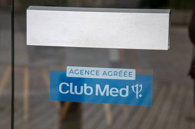 Angouleme, Fransa - 04 08 2024: Club Med imzalı metin ve logo markası giriş ajansı seyahat kulübü Mediterranee