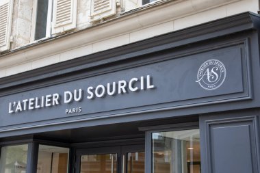 Bordeaux, Fransa - 04 19 2024: l 'atelier du sourcil logosu markası ve duvar önü güzellik salonlarında metin imzası kaş atölyesi kadın butiği
