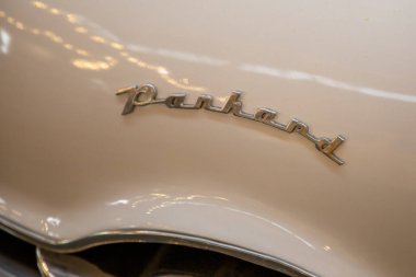 Bordeaux, Fransa - 04 08 2024: Panhard Levassor Fransız eski zamlı metin ve 60 'lı yılların Fransa' sının ön beyaz vintage otomobilinde logo işareti