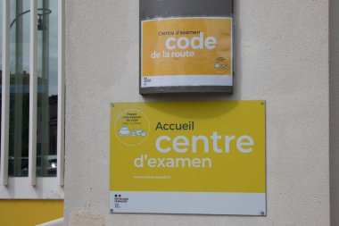 Bordeaux, Fransa - 04: 15: 2024: merkez sınav kodu de la güzergah Fransızca metin işareti, posta ofisinde otoyol kodu inceleme merkezi testleri anlamına gelir